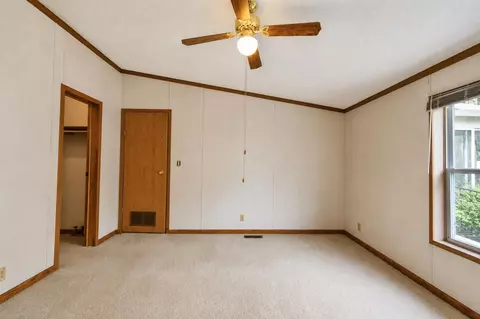 Bedroom - 2900 Pointer Dr, Saginaw, MI 48609 photo 4 of 23