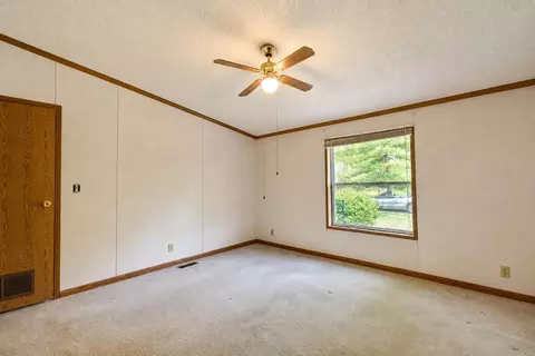 Bedroom - 2900 Pointer Dr, Saginaw, MI 48609 photo 7 of 23