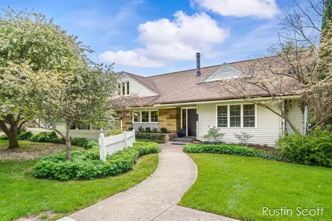 185 S Monroe St NE, Rockford, MI 49341