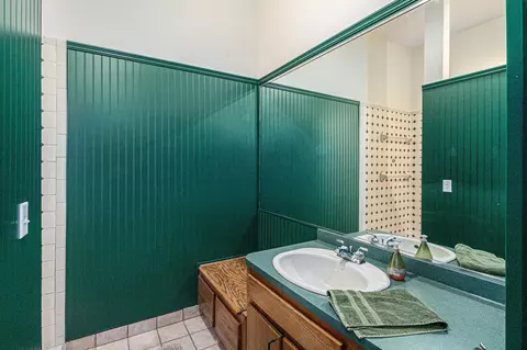 Bath - 9991 Kaiser Rd, Saline, MI 48176 photo 6 of 6