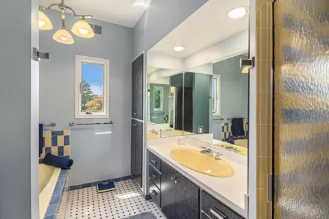 Bath - 9991 Kaiser Rd, Saline, MI 48176 photo 1 of 6