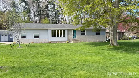 1847 Ritter Hills Dr, Norton Shores, MI 49441