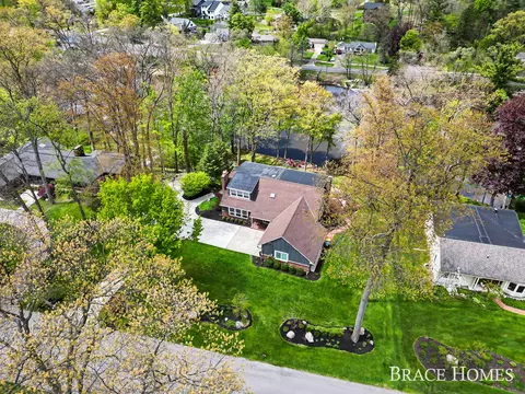2793 Cascade Springs Dr SE, Grand Rapids, MI 49546