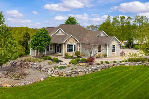 5630 Farallon Dr, Kalamazoo, MI 49009