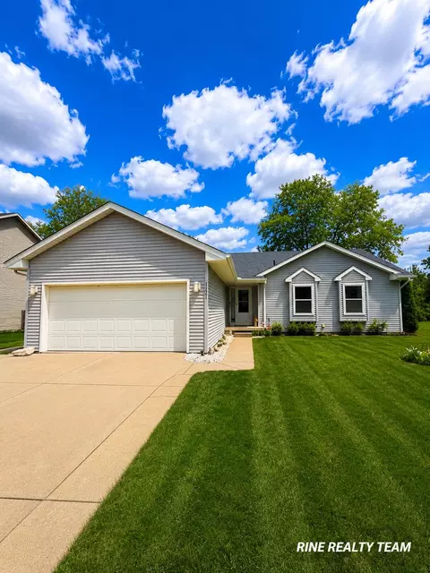 1121 Durango Dr, Lansing, MI 48917