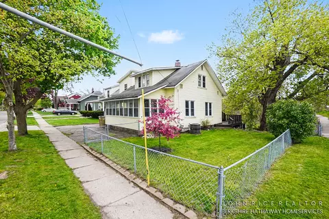 107 S Main St, Rockford, MI 49341