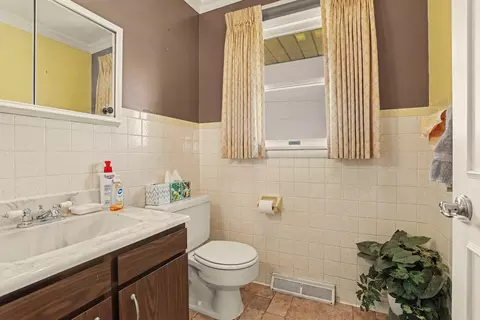 Bath - 15681 River Heights Rd, Constantine, MI 49042 photo 2 of 4