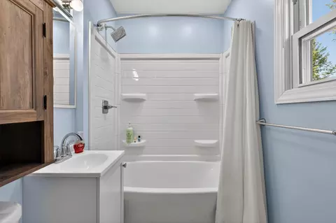 Bath - 508 Maple St, Three Rivers, MI 49093 photo 2 of 3