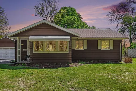 2561 Parkside Dr, Jackson, MI 49203