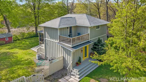1005 Elizabeth St, Saugatuck, MI 49453