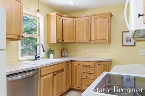 Kitchen - 2620 138th Ave, Dorr, MI 49323 photo 4 of 4
