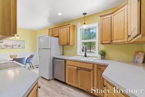 Kitchen - 2620 138th Ave, Dorr, MI 49323 photo 2 of 4