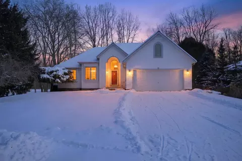 2205 Lake Wood Dr, Jackson, MI 49203