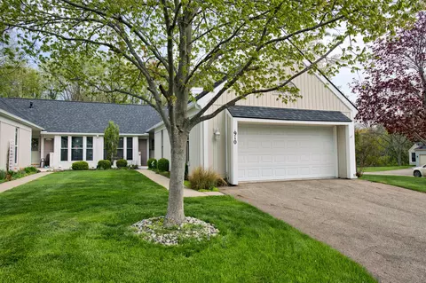 910 Cherrywood Cir, Portland, MI 48875