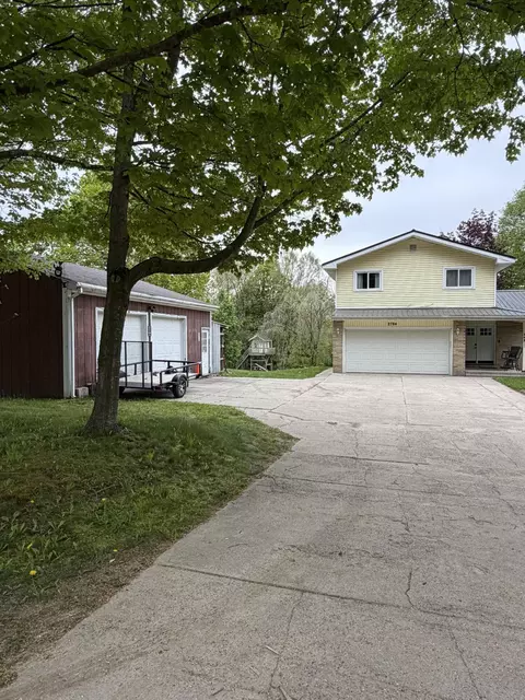 2784 Hillcrest Dr, Ionia, MI 48846