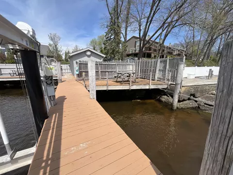 36 N Shore Dr #18, South Haven, MI 49090