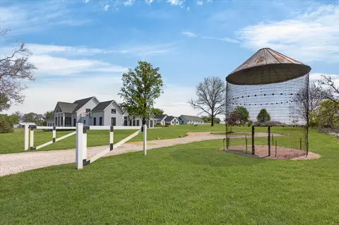 15337 Pardee Rd, Galien, MI 49113