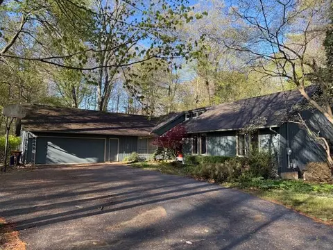 1467 Seminole Dr, Holland, MI 49424