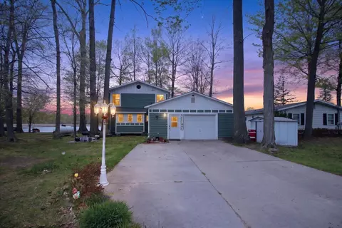 10131 Birch Dr, Riverdale, MI 48877