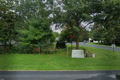 5611 Fairview Ct, Fruitport, MI 49415