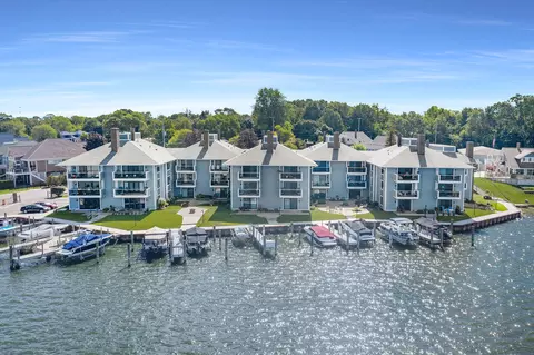 400 Lakeview Ct #28-E, Spring Lake, MI 49456