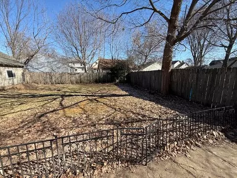 Exterior - 141 Bates St, Jackson, MI 49202 photo 2 of 4