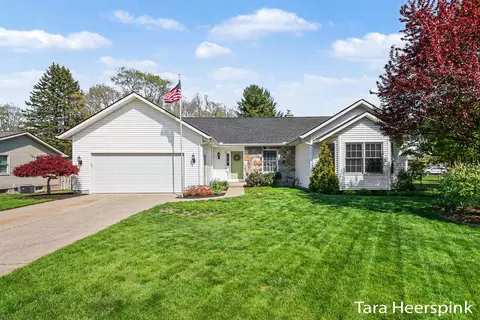 2077 Fernwood Dr, Jenison, MI 49428