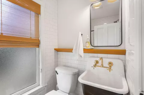 Bath - 118 S Spring St, Douglas, MI 49406 photo 2 of 3