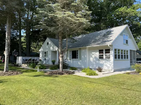 225 S Clymer St, Pentwater, MI 49449