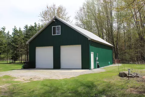 2954 N Carter Rd, Pinconning, MI 48650