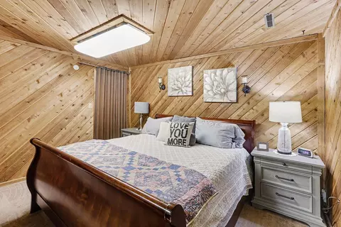 Bedroom - 11820 Killarny Cir, Jerome, MI 49249 photo 3 of 4