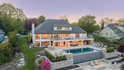 15945 Orchard Point Dr, Spring Lake, MI 49456