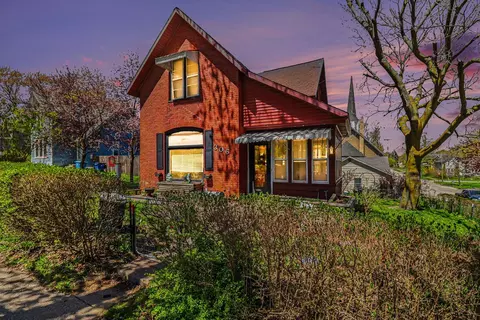 306 5th St, Manistee, MI 49660
