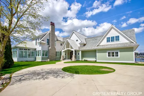 511 N Lake Dr, Caledonia, MI 49316