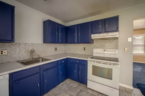 Kitchen - 2887 Roundtree Dr, Troy, MI 48083 photo 2 of 2