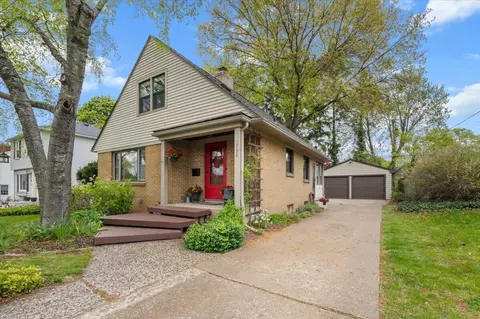 1730 Cambridge Dr SE, Grand Rapids, MI 49506