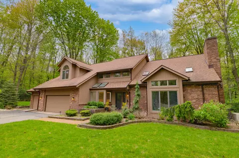 7170 Hawthorn Valley Ave, Kalamazoo, MI 49009