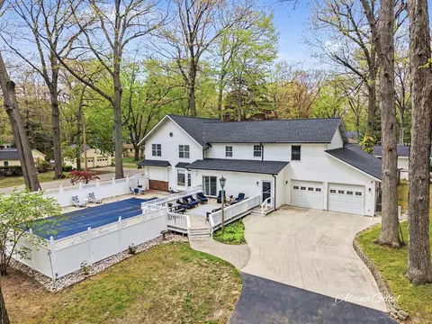 385 Marquette Ave, Holland, MI 49424