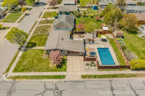 529 Arlington Ave, Grand Haven, MI 49417