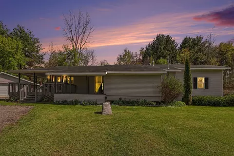 8653 Chain O Lakes Dr, Delton, MI 49046