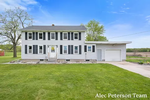 15727 40th Ave, Coopersville, MI 49404