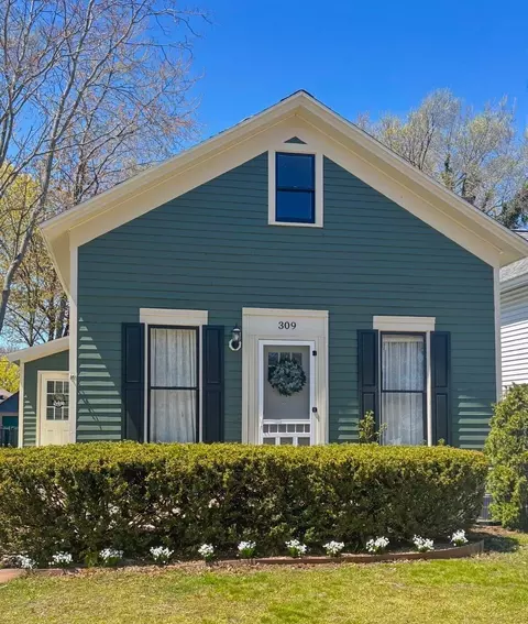 309 N Robert St, Ludington, MI 49431