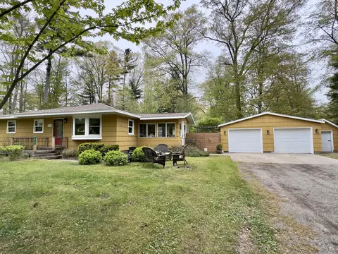 19105 Glendale Cir, Spring Lake, MI 49456