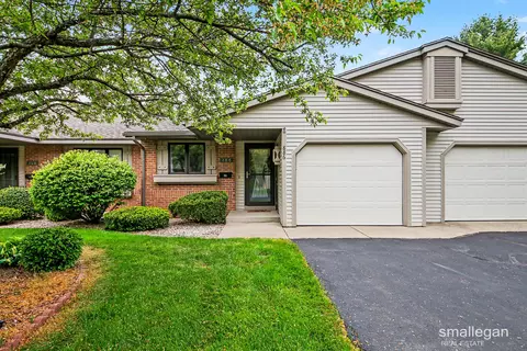 886 Harvest Dr, Holland, MI 49423