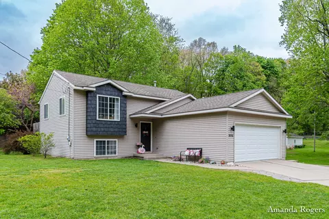 806 Grindle Dr SE, Lowell, MI 49331