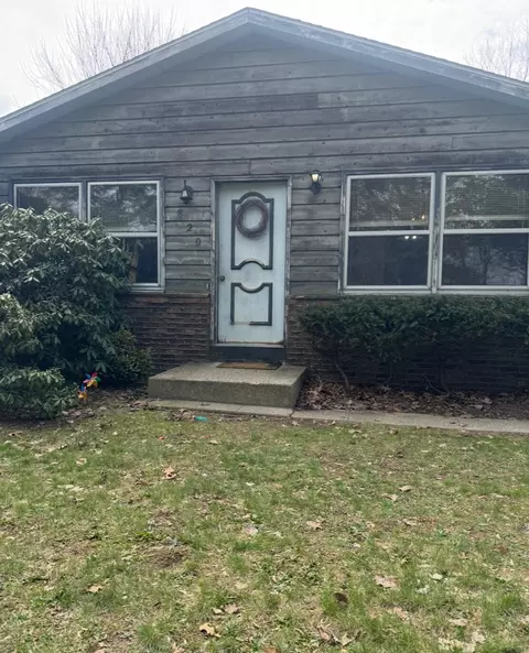 820 E 4th St, Lawton, MI 49065