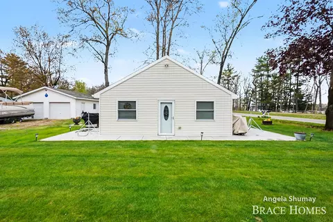1653 S Beech Ave, White Cloud, MI 49349