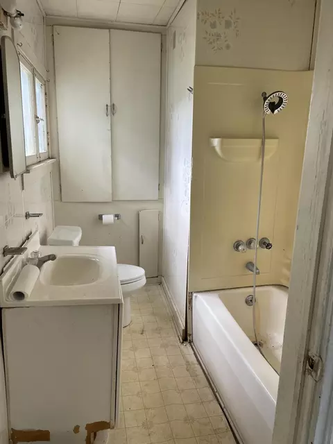 Bath - 1112 N Marshall Rd, Tekonsha, MI 49092 photo 1 of 2