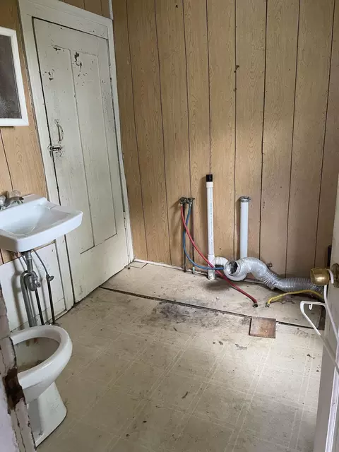 Bath - 1112 N Marshall Rd, Tekonsha, MI 49092 photo 2 of 2