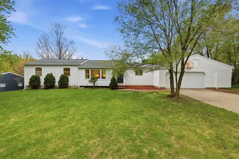 1679 Stonewood Dr SE, Lowell, MI 49331